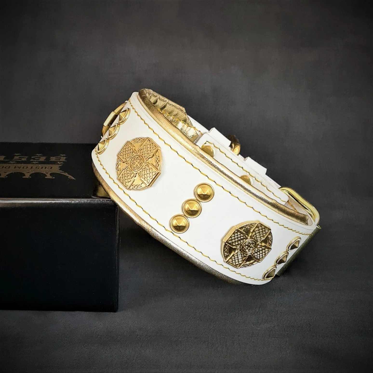 Top-Quality The Maximus collar 2 inch wide white gold Durable