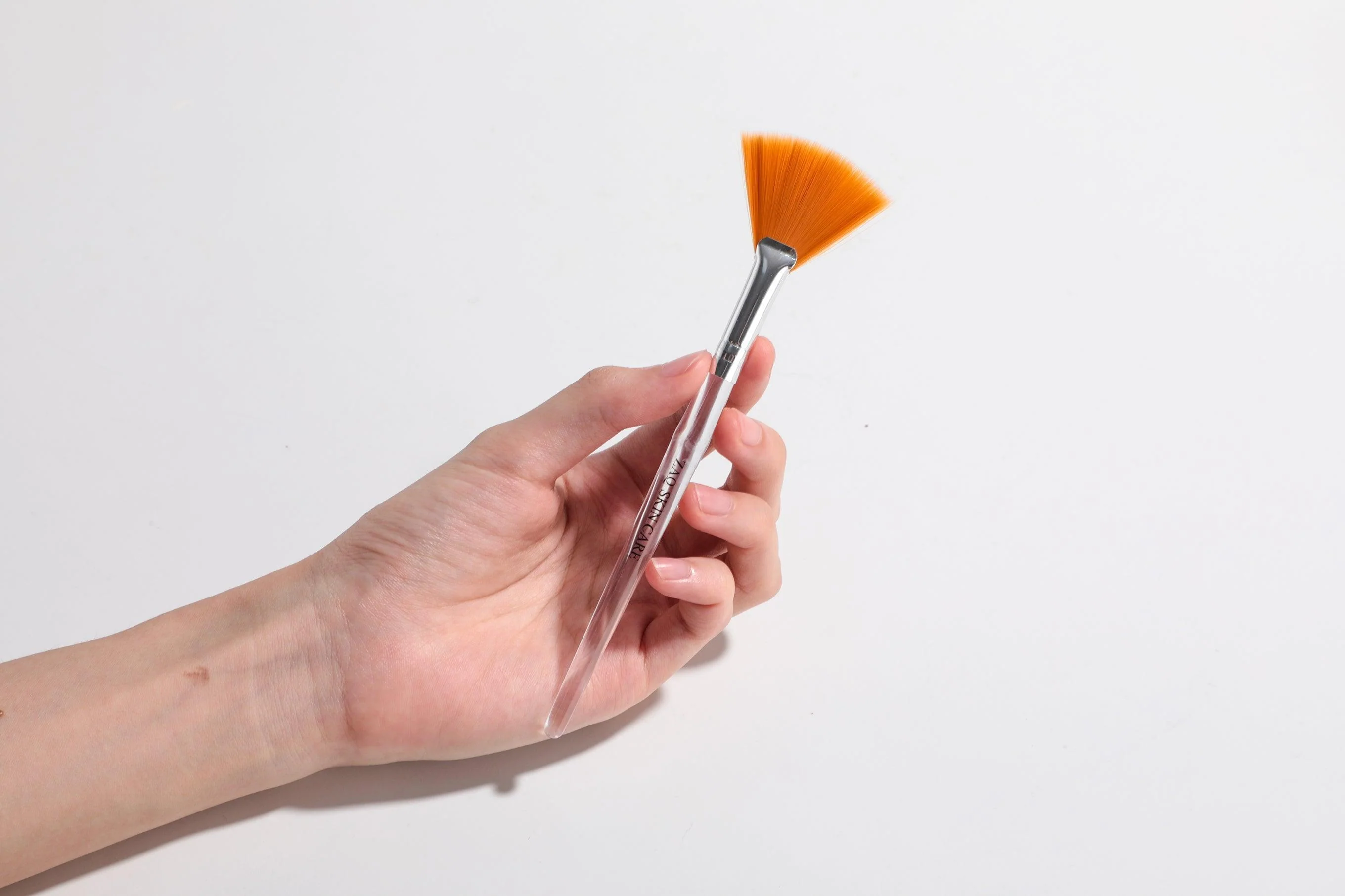 Effective Fan Mask Brush with Synthetic Bristles Acrylic Handle Fine